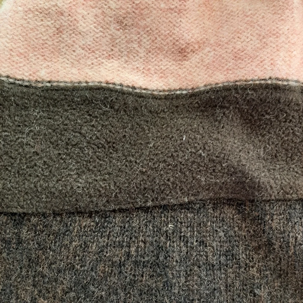 GAP 100% LAMBSWOOL KNIT HAT WITH SWEAT BAND.